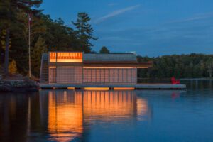 Lake Muskoka Boathouse remporte la plus haute distinction aux Wood Design & Building Awards