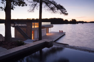 Le hangar à bateaux du lac Muskoka récompensé par les Residential Design Awards